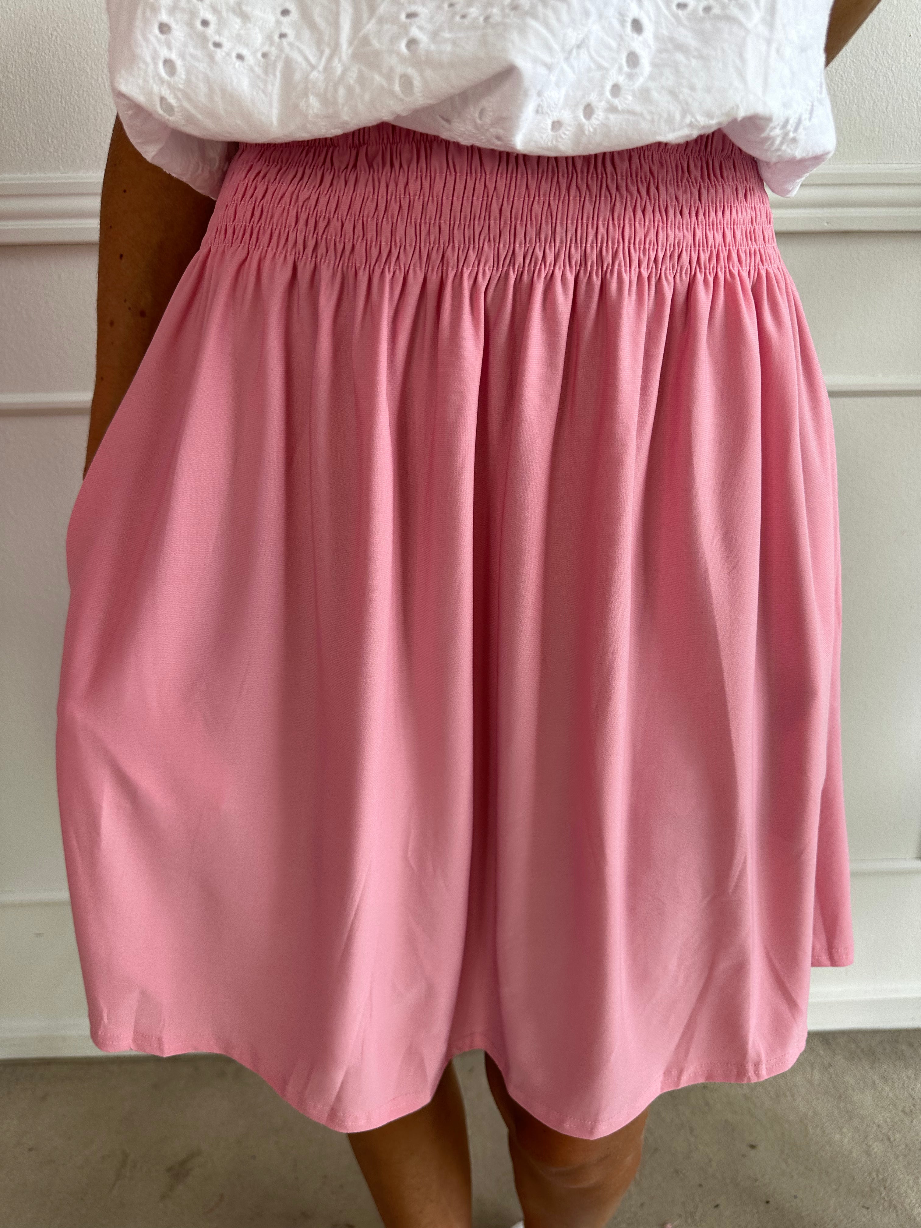 Pams Plain Short Skirt - Kort kjol i stretchigt tyg med fickor